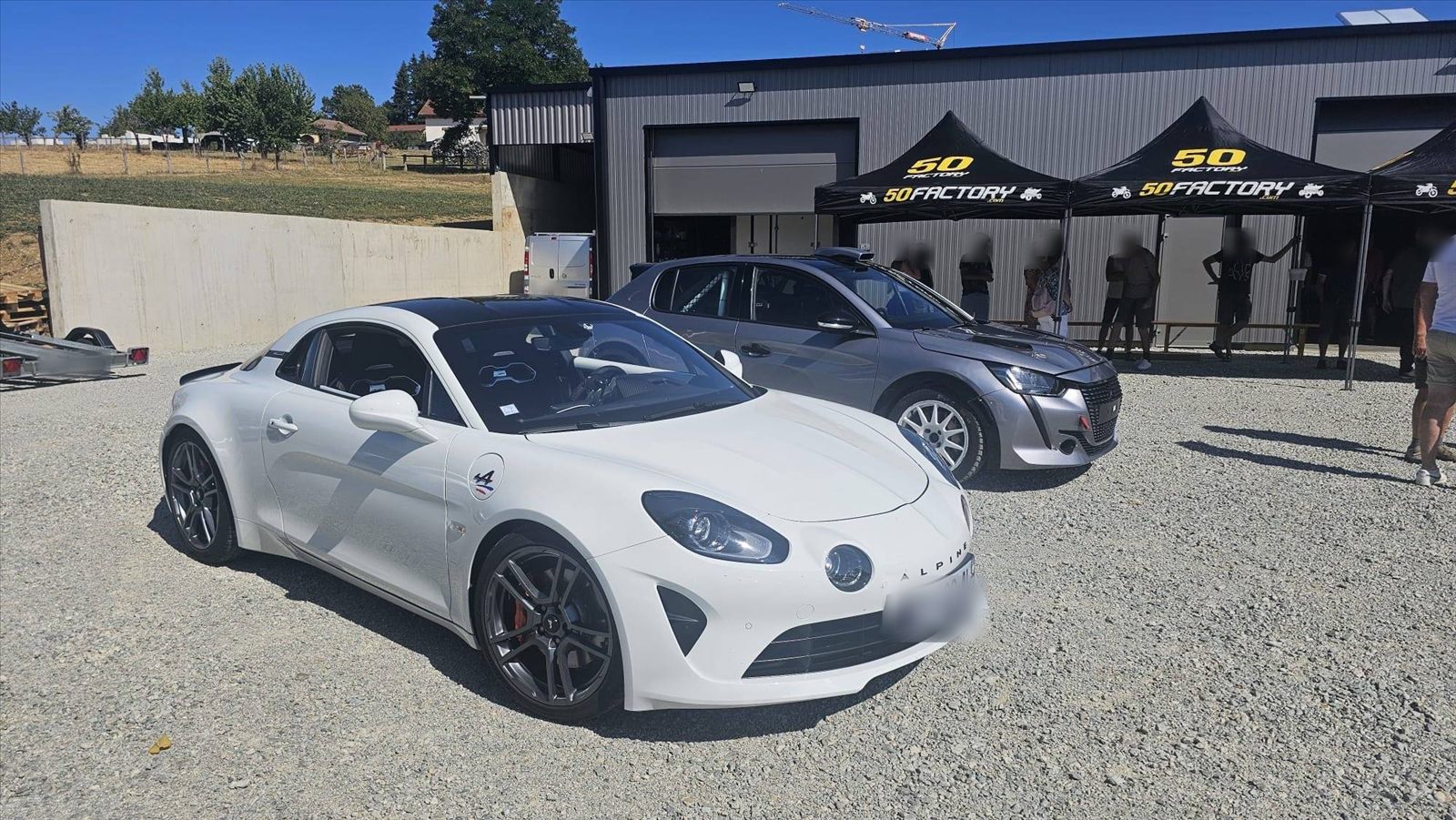 Alpine A110 S et Peugeot 208 Rally4 devant l'atelier NEJ Motors