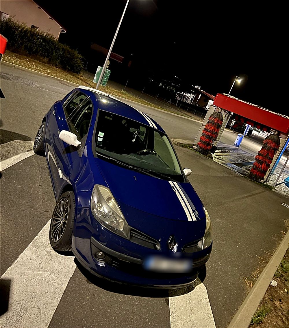 Renault Clio bleue à bandes blanches