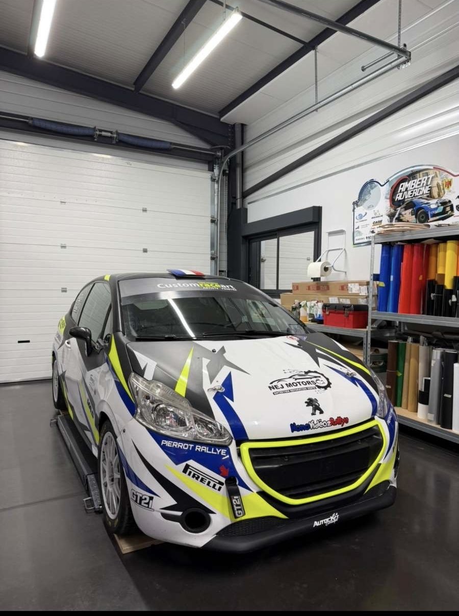 Voiture de rallye aux couleurs du garage